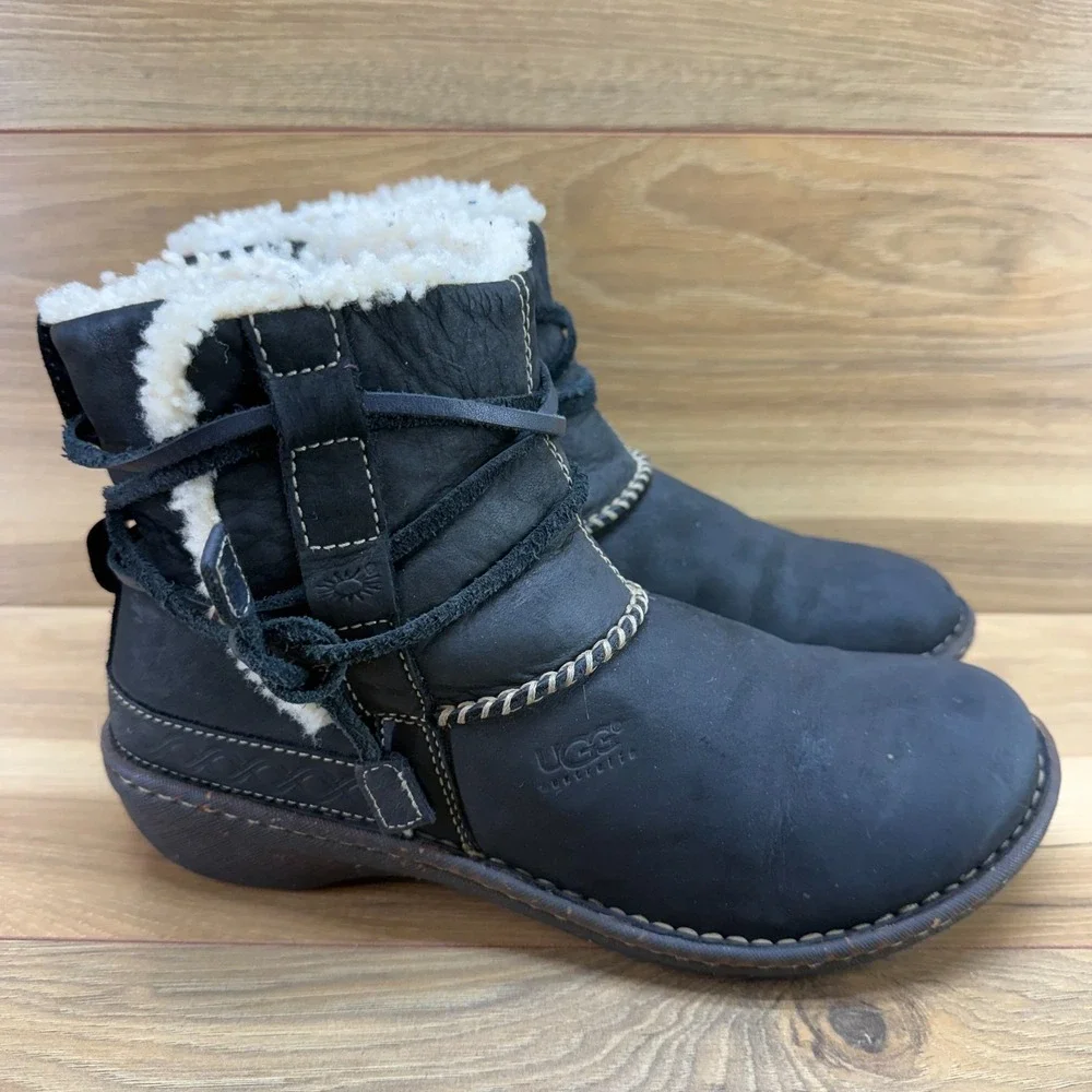 UGG Cove Ankle Boots 10 Black Leather Shearling Fur Lined Cozy Sherpa Cabin Core